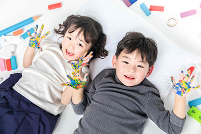 孩子爬上爬下坐不住和感觉统合的关系
